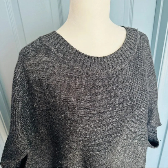 Juicy Couture Women's Grey Oversized Sleeveless Knit Crew Neck Sweater - Picture 4 of 9